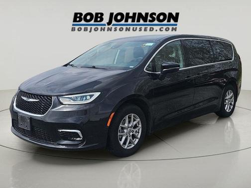 Brilliant Black Crystal Pearlcoat 2023 Chrysler Pacifica Touring L