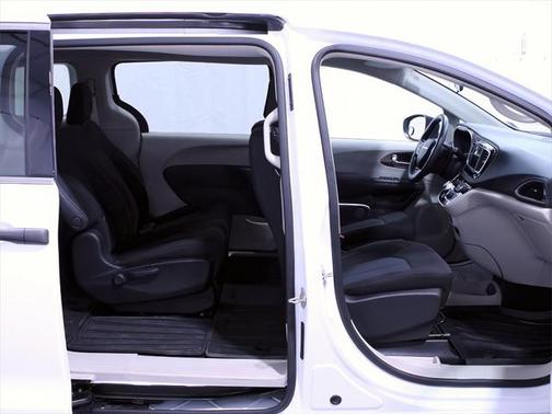 2021 Chrysler Voyager L