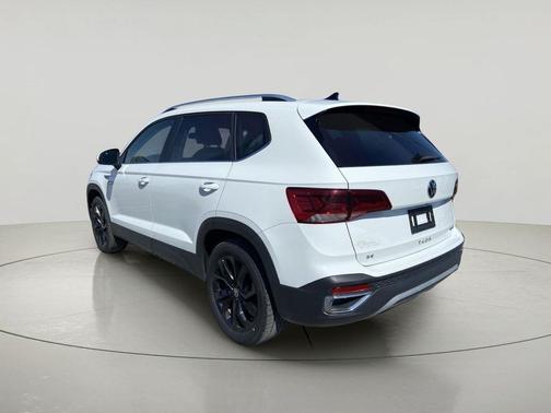 Pure White 2022 Volkswagen Taos 1.5T SE