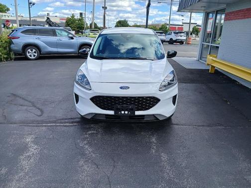 Oxford White 2022 Ford Escape SE
