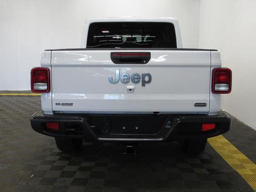 Bright White Clearcoat 2023 Jeep Gladiator Overland