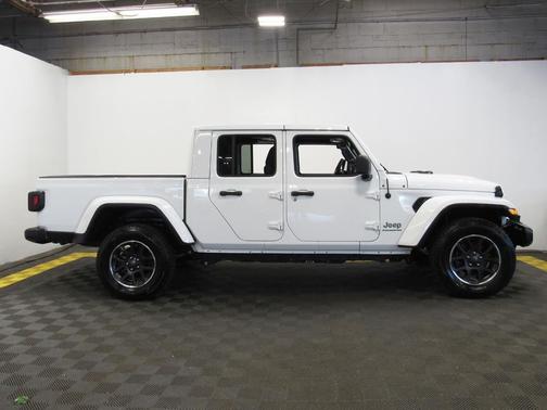 Bright White Clearcoat 2023 Jeep Gladiator Overland