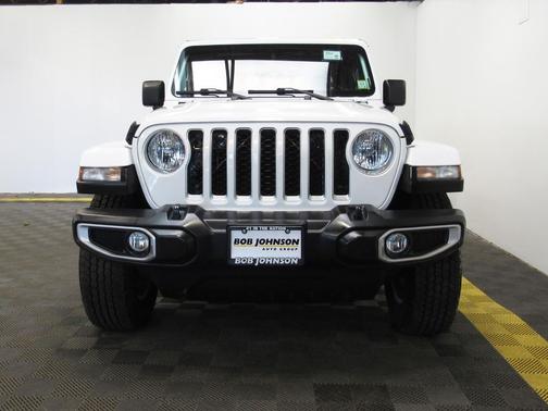 Bright White Clearcoat 2023 Jeep Gladiator Overland
