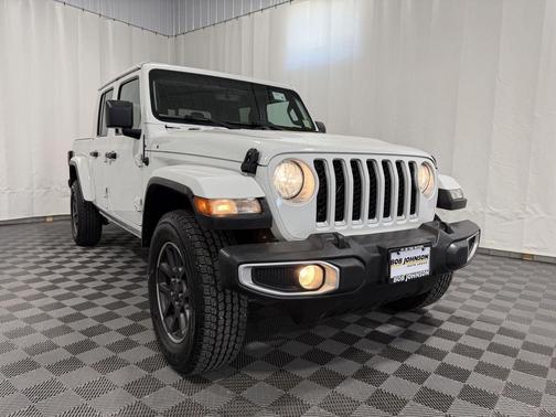 Bright White Clearcoat 2023 Jeep Gladiator Overland