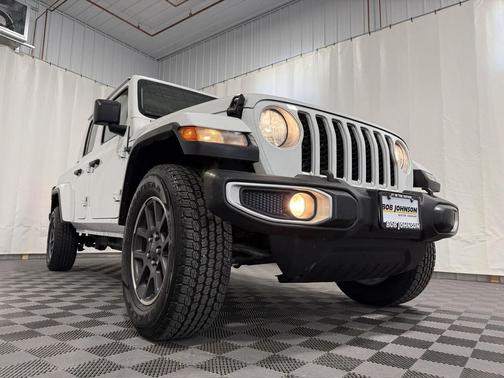Bright White Clearcoat 2023 Jeep Gladiator Overland