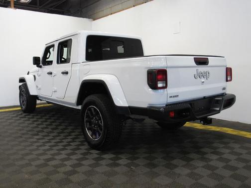 Bright White Clearcoat 2023 Jeep Gladiator Overland