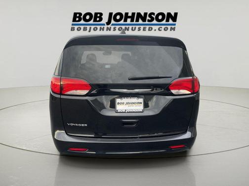 Brilliant Black Crystal Pearlcoat 2023 Chrysler Voyager LX