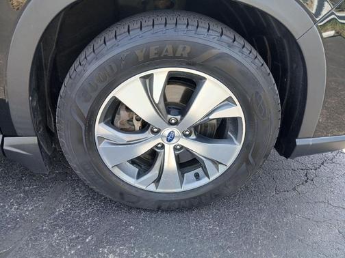 Crystal Black Silica 2021 Subaru Ascent Premium 8-Passenger