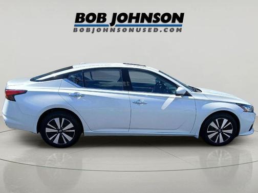 Pearl White Tricoat 2020 Nissan Altima 2.5 SV
