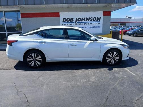 Pearl White Tricoat 2020 Nissan Altima 2.5 SV