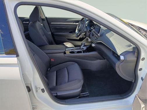 Pearl White Tricoat 2020 Nissan Altima 2.5 SV