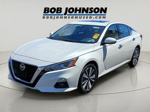 Pearl White Tricoat 2020 Nissan Altima 2.5 SV