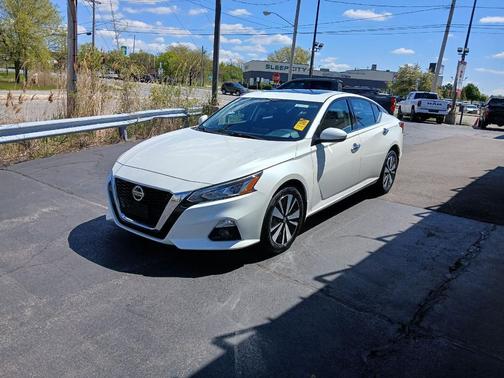 Pearl White Tricoat 2020 Nissan Altima 2.5 SV