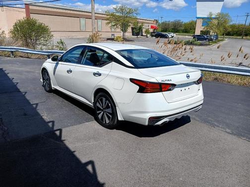 Pearl White Tricoat 2020 Nissan Altima 2.5 SV