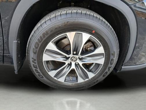 Midnight Black Metallic 2023 Toyota Highlander XLE