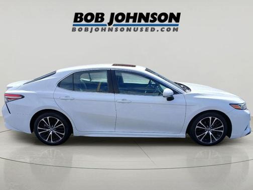 Super White 2018 Toyota Camry SEDAN