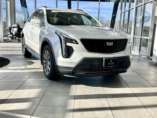 Crystal White Tricoat 2022 Cadillac XT4 Luxury
