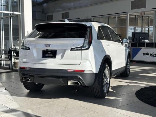 Crystal White Tricoat 2022 Cadillac XT4 Luxury