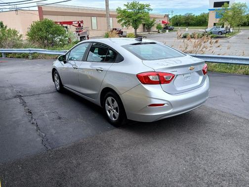 Silver Ice Metallic 2018 Chevrolet Cruze LS