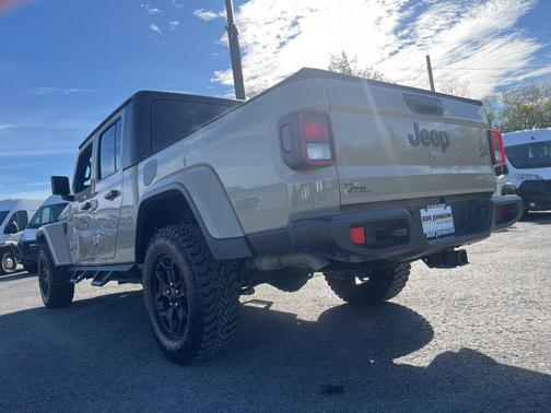 2022 Jeep Gladiator Sport