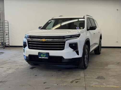 Summit White 2025 Chevrolet Traverse LT