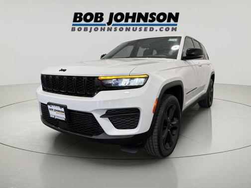Bright White Clearcoat 2023 Jeep Grand Cherokee Altitude