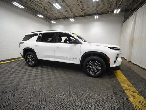 Summit White 2024 Chevrolet Traverse LT