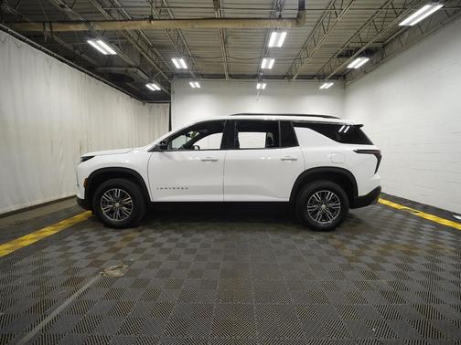 Summit White 2024 Chevrolet Traverse LT