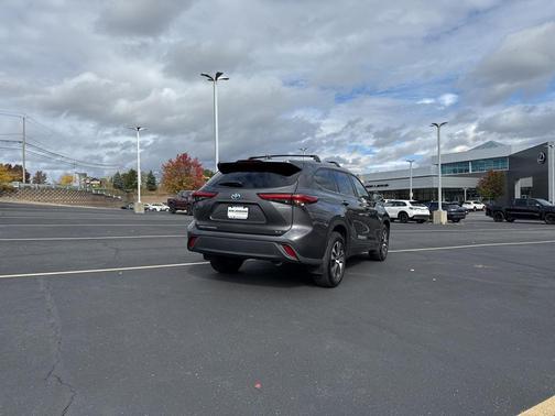 2023 Toyota Highlander Hybrid XLE