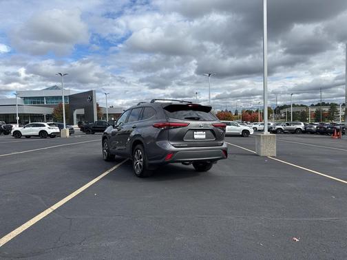 2023 Toyota Highlander Hybrid XLE