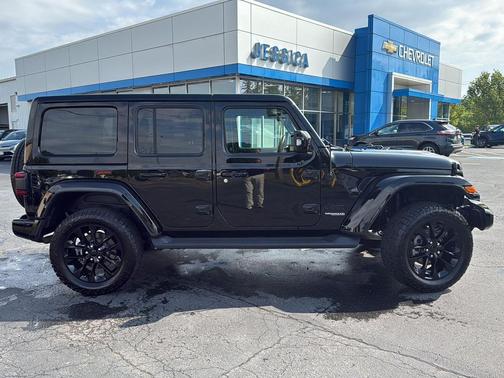 Black Clearcoat 2022 Jeep Wrangler Unlimited High Altitude 4x4