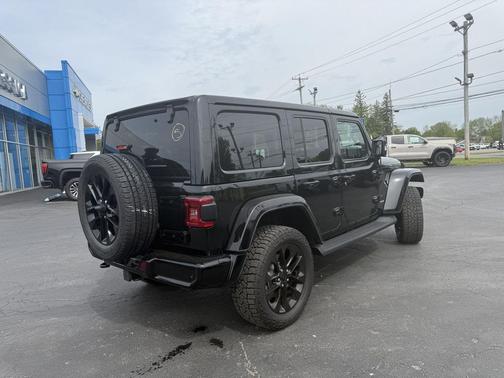 Black Clearcoat 2022 Jeep Wrangler Unlimited High Altitude 4x4