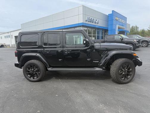 Black Clearcoat 2022 Jeep Wrangler Unlimited High Altitude 4x4