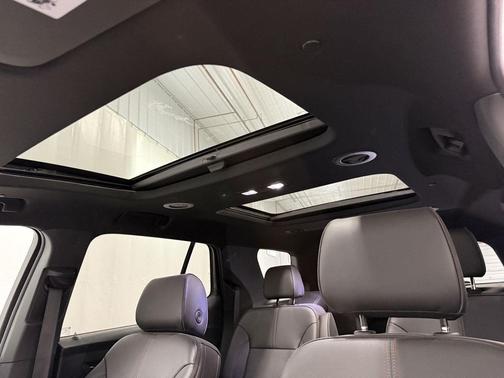 Summit White 2023 Chevrolet Traverse RS
