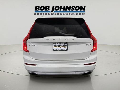 Crystal White Metallic 2018 Volvo XC90 T6 Momentum