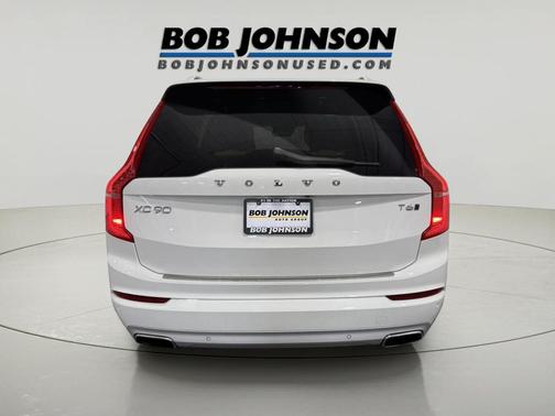 Crystal White Metallic 2018 Volvo XC90 T6 Momentum