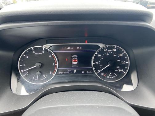 Everest White Pearl 2025 Nissan Rogue SV