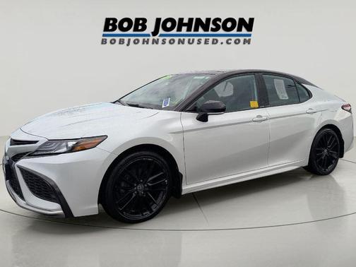 Wind Chill Pearl/Midnight Black Metallic 2021 Toyota Camry XSE