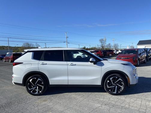 White Diamond 2022 Mitsubishi Outlander SE 2.5 S-AWC