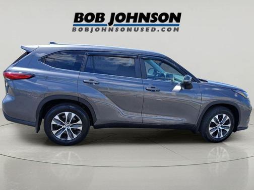 Magnetic Gray Metallic 2023 Toyota Highlander XLE