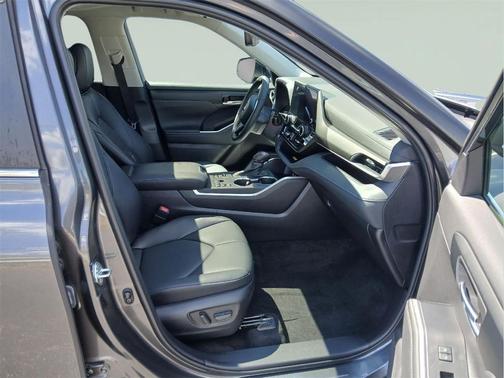 Magnetic Gray Metallic 2023 Toyota Highlander XLE