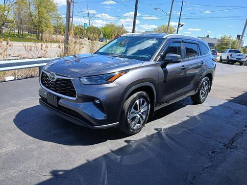 Magnetic Gray Metallic 2023 Toyota Highlander XLE