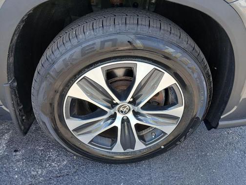 Magnetic Gray Metallic 2023 Toyota Highlander XLE