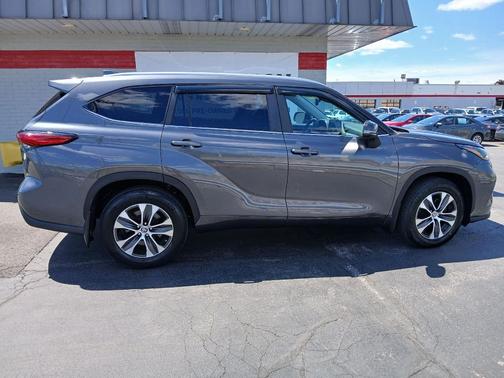Magnetic Gray Metallic 2023 Toyota Highlander XLE
