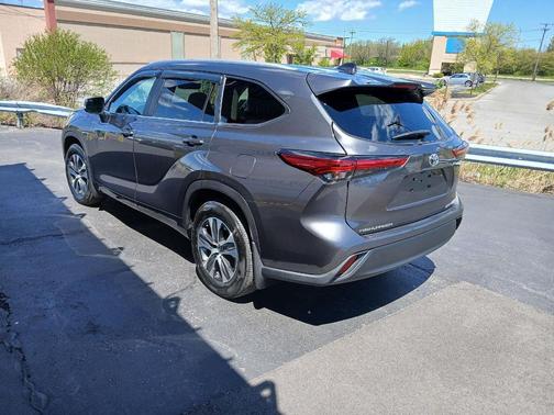 Magnetic Gray Metallic 2023 Toyota Highlander XLE