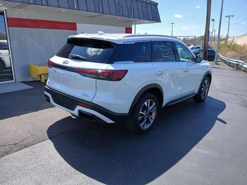 Majestic White 2023 INFINITI QX60 Luxe