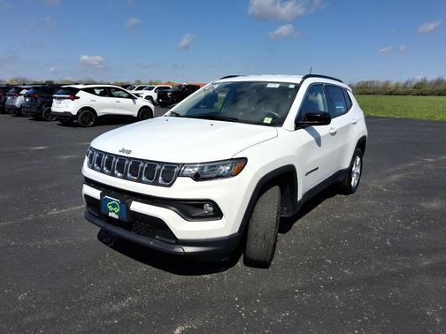 Bright White Clearcoat 2022 Jeep Compass Latitude