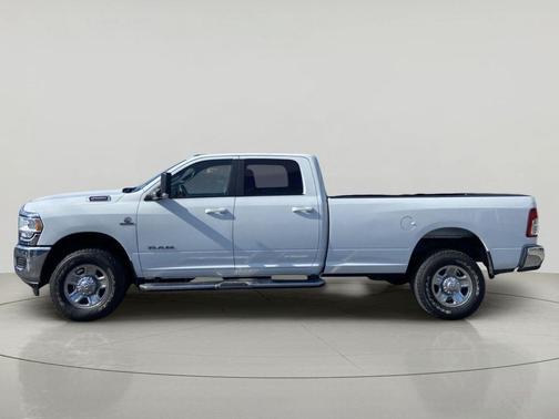 Bright White Clearcoat 2022 RAM 2500 Big Horn Crew Cab 4x4 8' Box