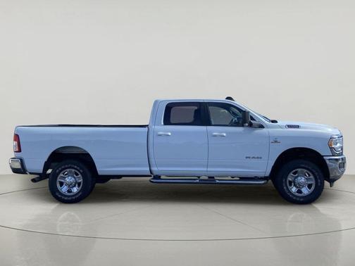 Bright White Clearcoat 2022 RAM 2500 Big Horn Crew Cab 4x4 8' Box
