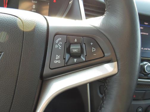 Shadow Gray Metallic 2022 Chevrolet Trax LT